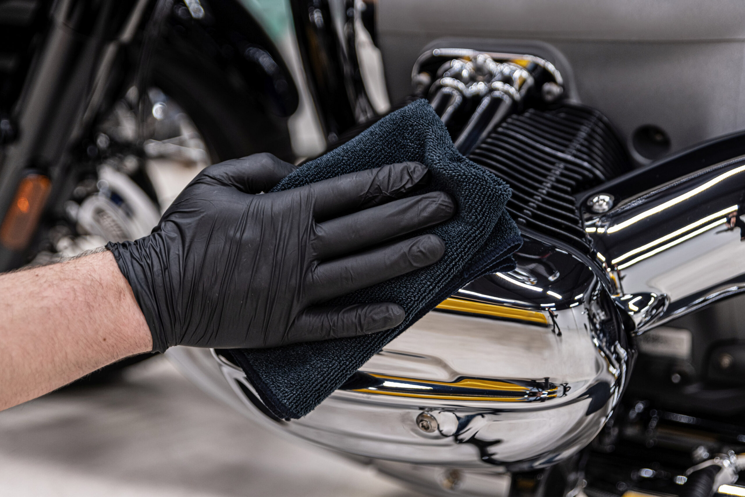Lubricating motorcycle chain with dedicated chain spray grease
