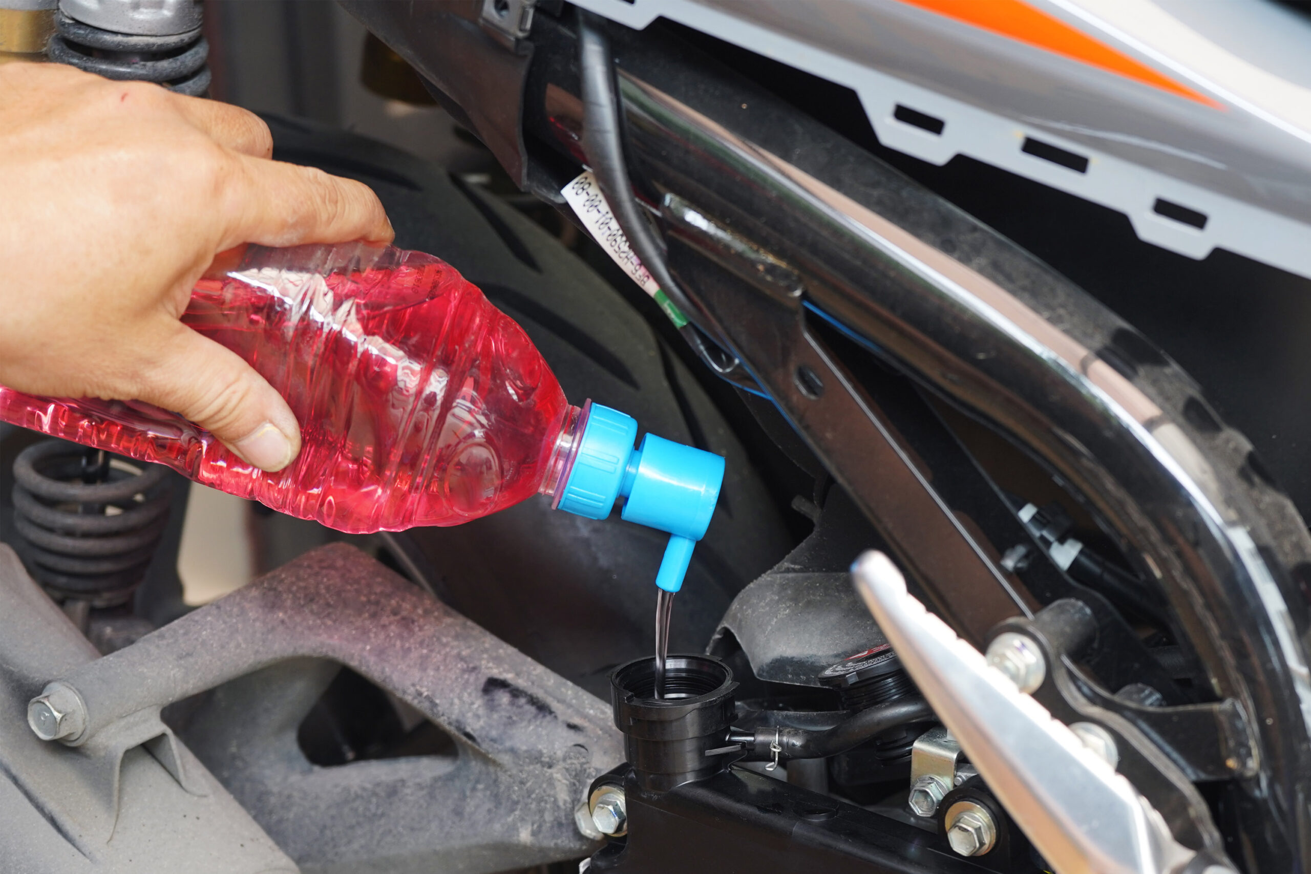 Lubricating motorcycle chain with dedicated chain spray grease